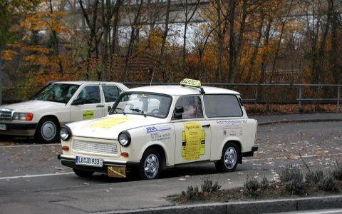 Taxi-Trabi und Mercedes 190